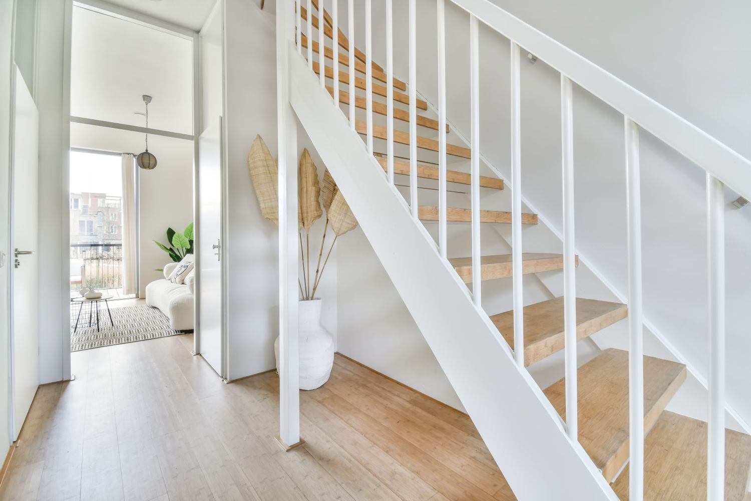 Traprenovatie wit met houten tredes